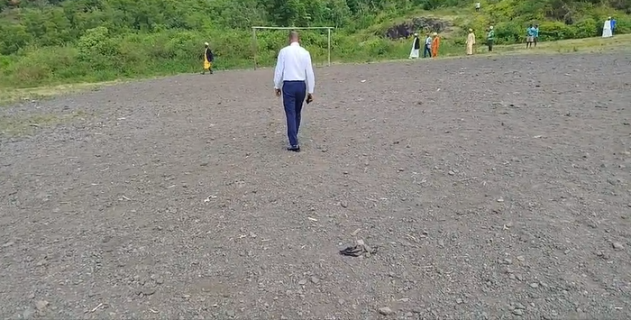 Stade de Tsinimoipanga en travaux